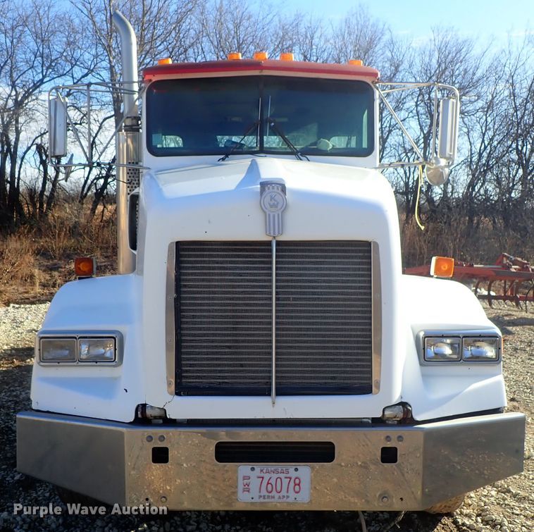 image for item DC3443 1993 Kenworth T450 semi truck