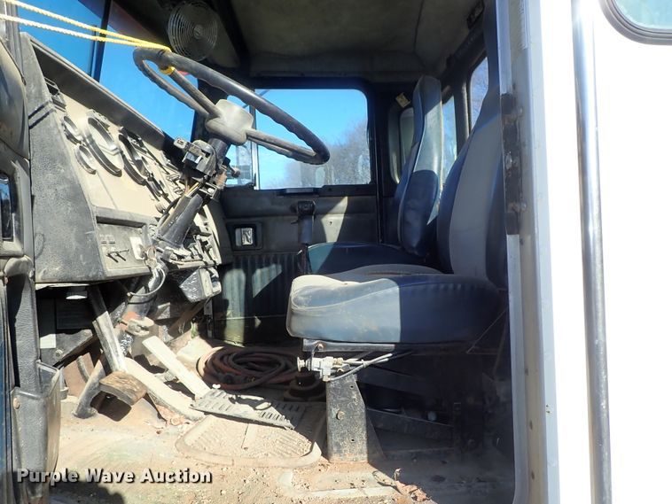 image for item DC3443 1993 Kenworth T450 semi truck