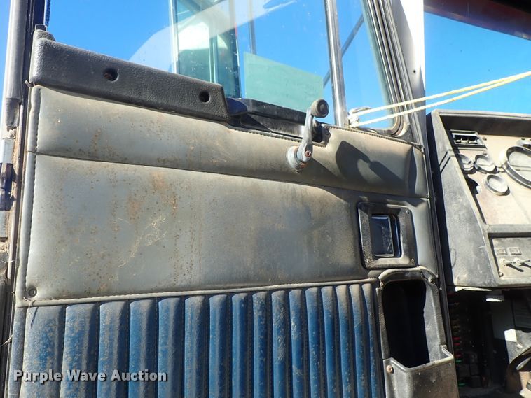 image for item DC3443 1993 Kenworth T450 semi truck