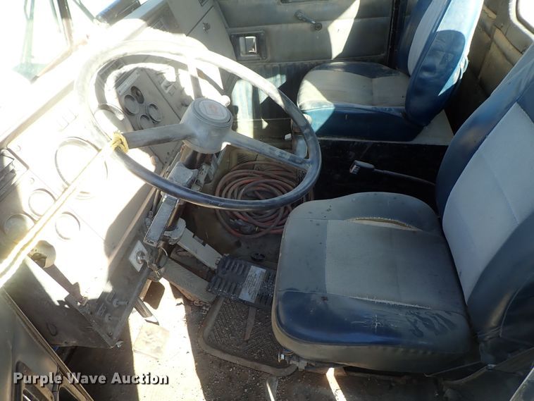 image for item DC3443 1993 Kenworth T450 semi truck