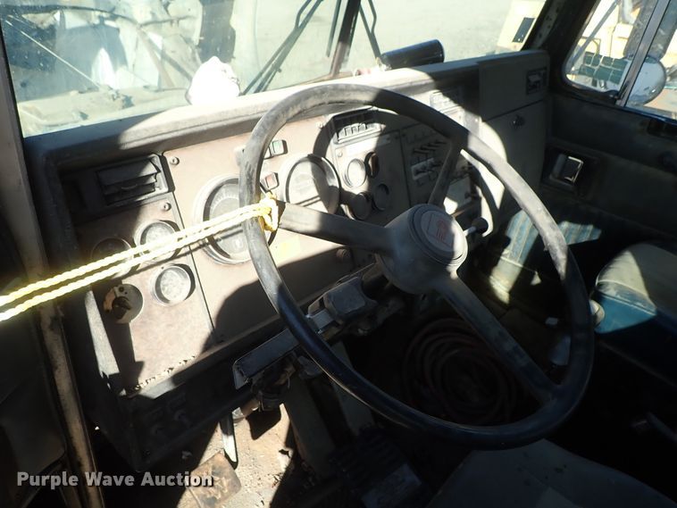 image for item DC3443 1993 Kenworth T450 semi truck