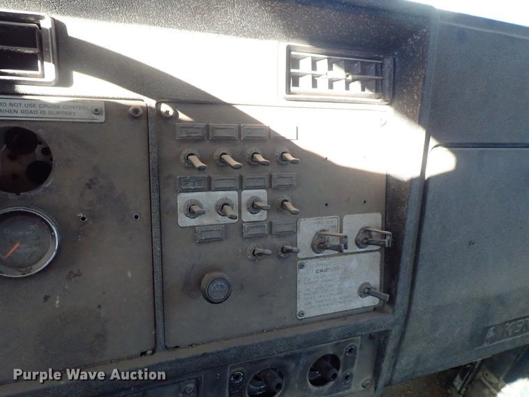 image for item DC3443 1993 Kenworth T450 semi truck