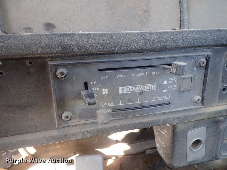 image for item DC3443 1993 Kenworth T450 semi truck