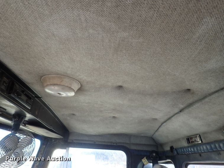 image for item DC3443 1993 Kenworth T450 semi truck