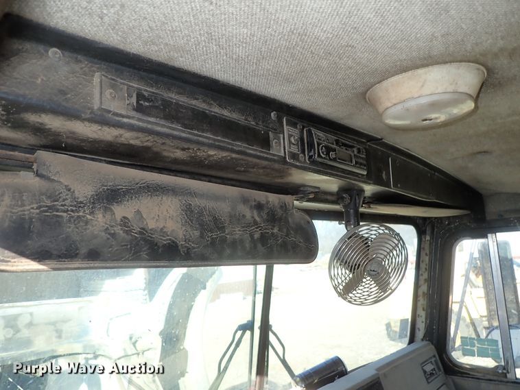 image for item DC3443 1993 Kenworth T450 semi truck