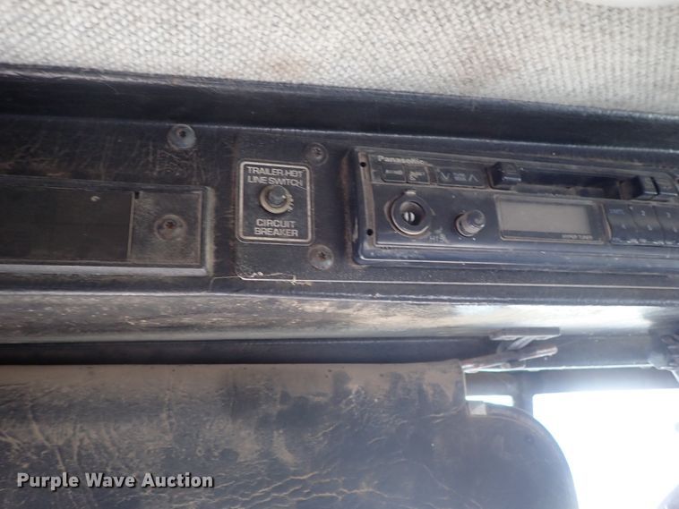 image for item DC3443 1993 Kenworth T450 semi truck