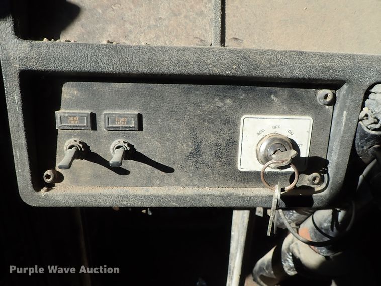 image for item DC3443 1993 Kenworth T450 semi truck