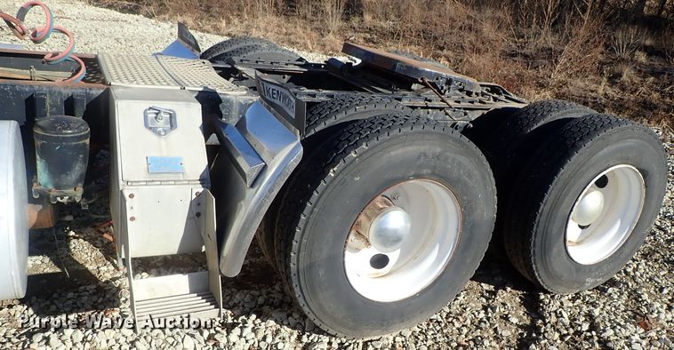 image for item DC3443 1993 Kenworth T450 semi truck