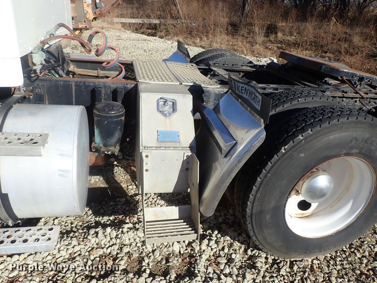 image for item DC3443 1993 Kenworth T450 semi truck