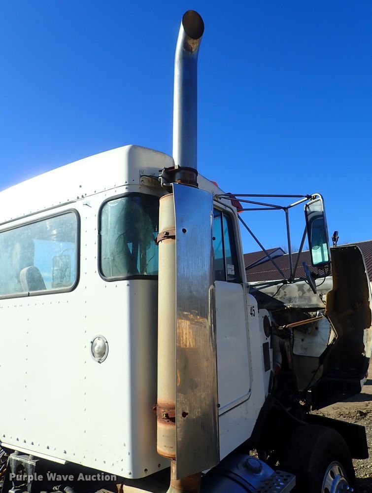 image for item DC3443 1993 Kenworth T450 semi truck