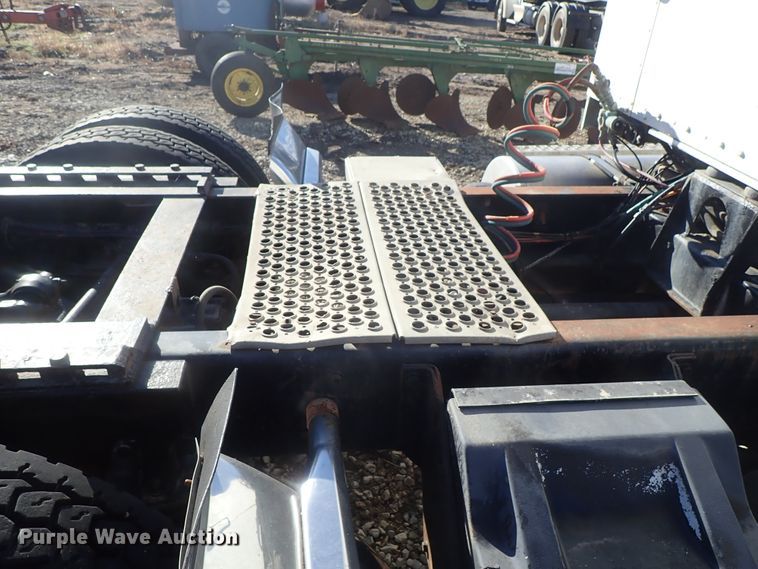 image for item DC3443 1993 Kenworth T450 semi truck