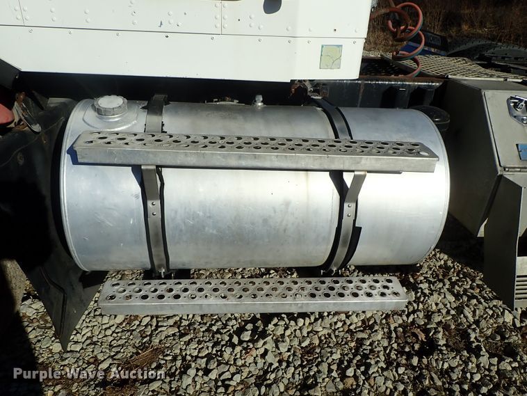 image for item DC3443 1993 Kenworth T450 semi truck