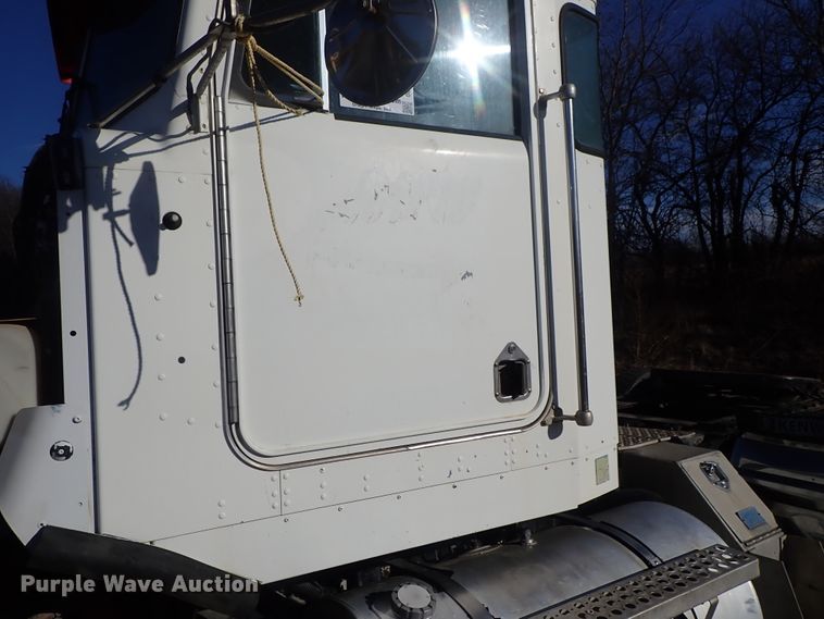 image for item DC3443 1993 Kenworth T450 semi truck