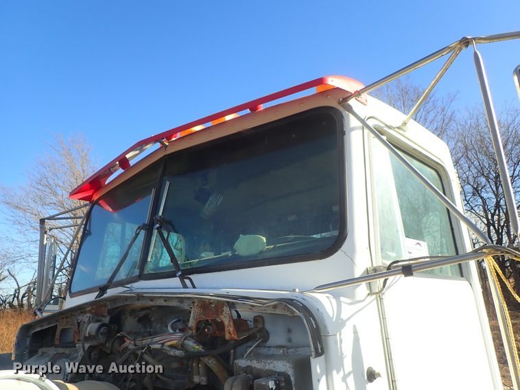 image for item DC3443 1993 Kenworth T450 semi truck