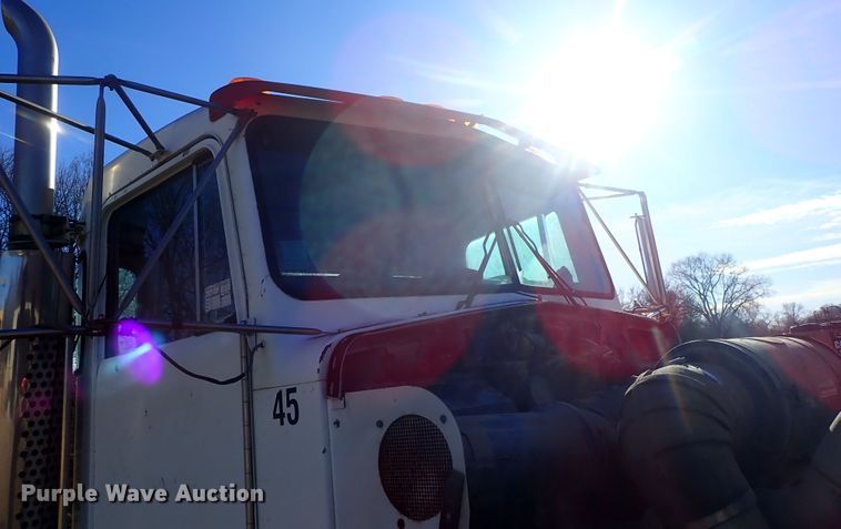 image for item DC3443 1993 Kenworth T450 semi truck