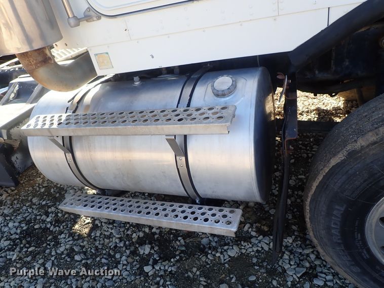 image for item DC3443 1993 Kenworth T450 semi truck