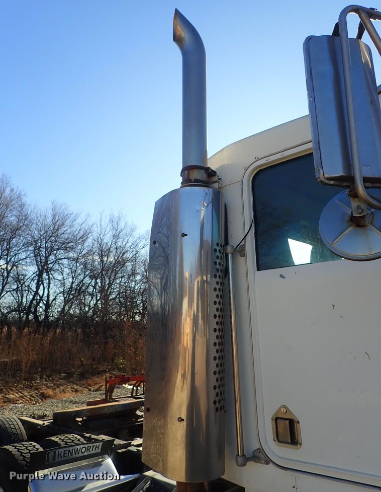 image for item DC3443 1993 Kenworth T450 semi truck