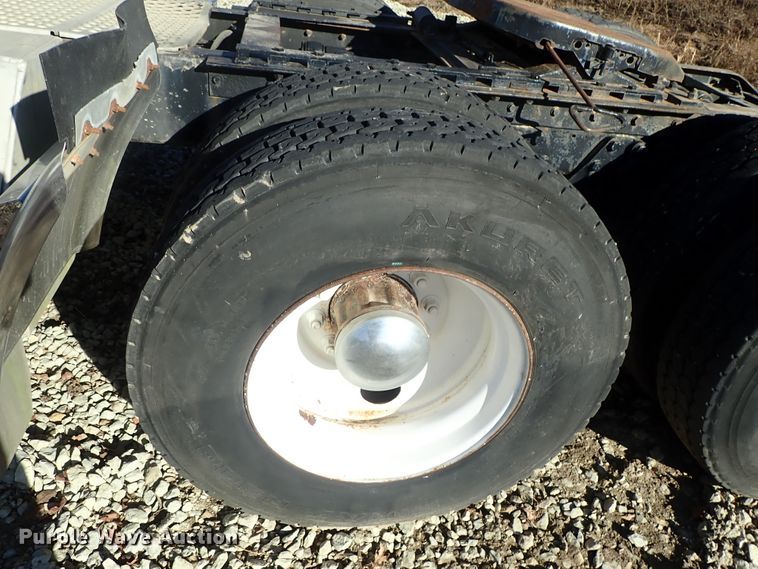 image for item DC3443 1993 Kenworth T450 semi truck