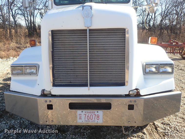 image for item DC3443 1993 Kenworth T450 semi truck