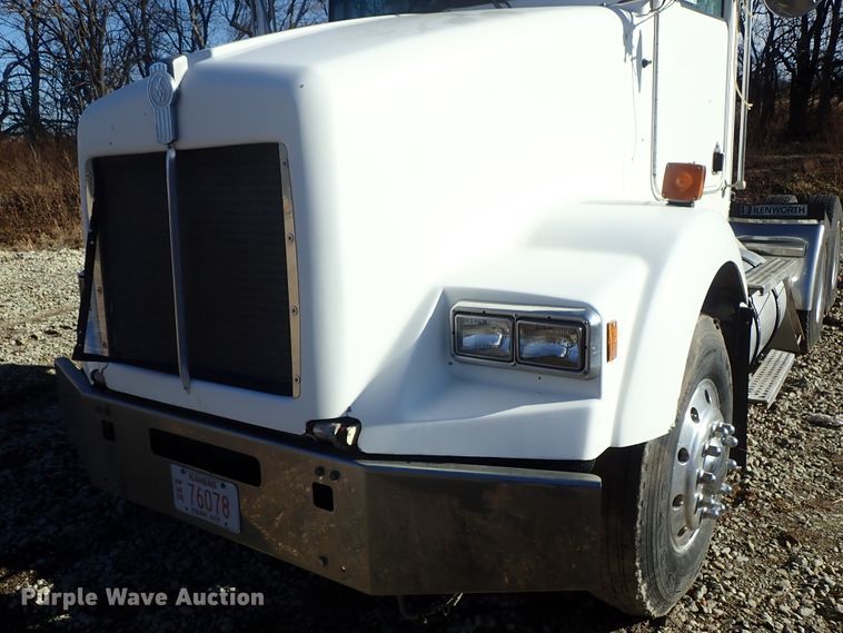 image for item DC3443 1993 Kenworth T450 semi truck