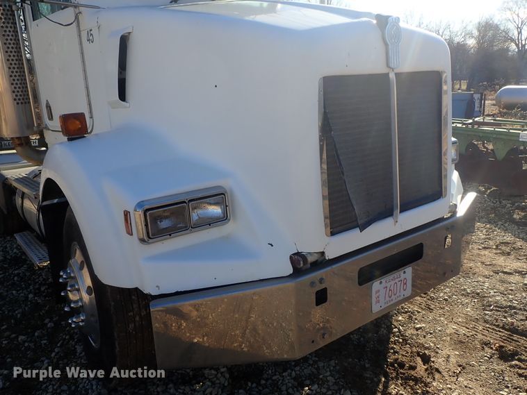image for item DC3443 1993 Kenworth T450 semi truck