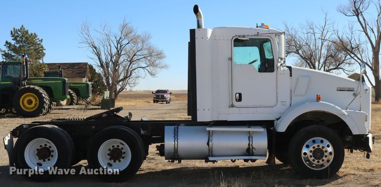 image for item DD6056 2005 Kenworth T800 semi truck