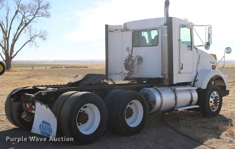 image for item DD6056 2005 Kenworth T800 semi truck