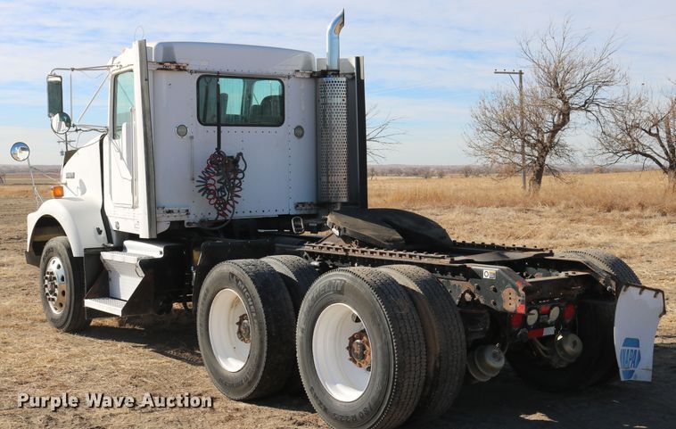 image for item DD6056 2005 Kenworth T800 semi truck