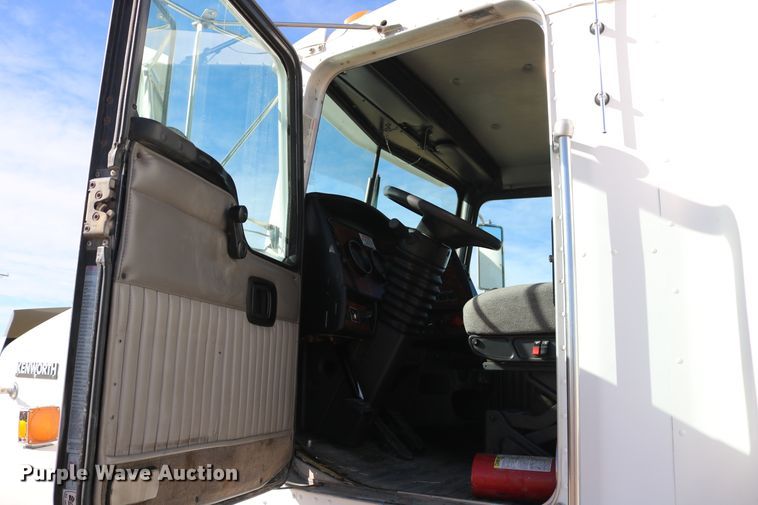 image for item DD6056 2005 Kenworth T800 semi truck