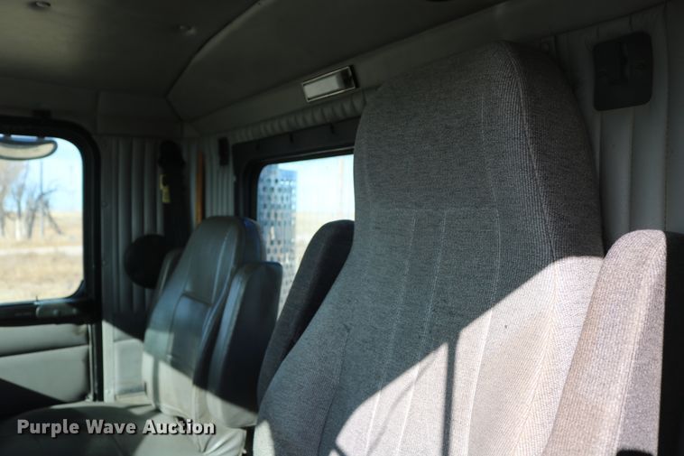 image for item DD6056 2005 Kenworth T800 semi truck