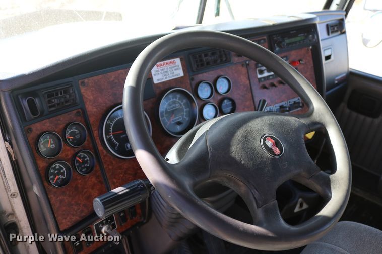 image for item DD6056 2005 Kenworth T800 semi truck