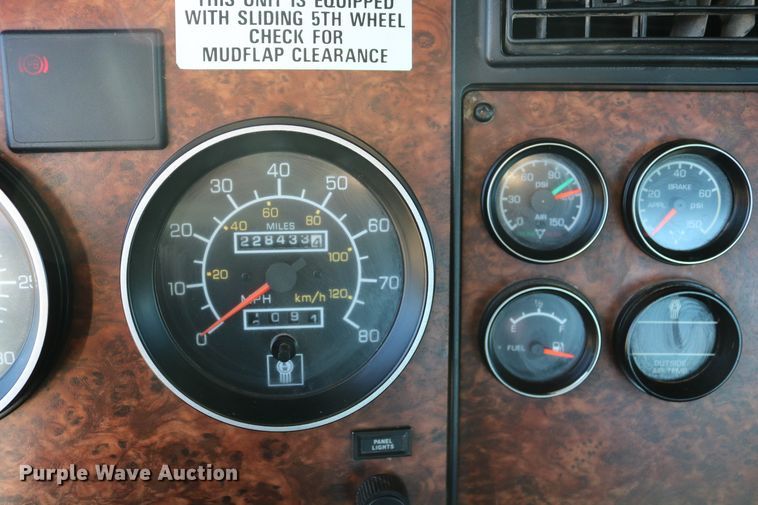 image for item DD6056 2005 Kenworth T800 semi truck