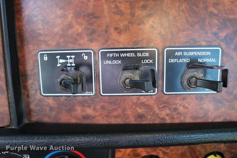 image for item DD6056 2005 Kenworth T800 semi truck