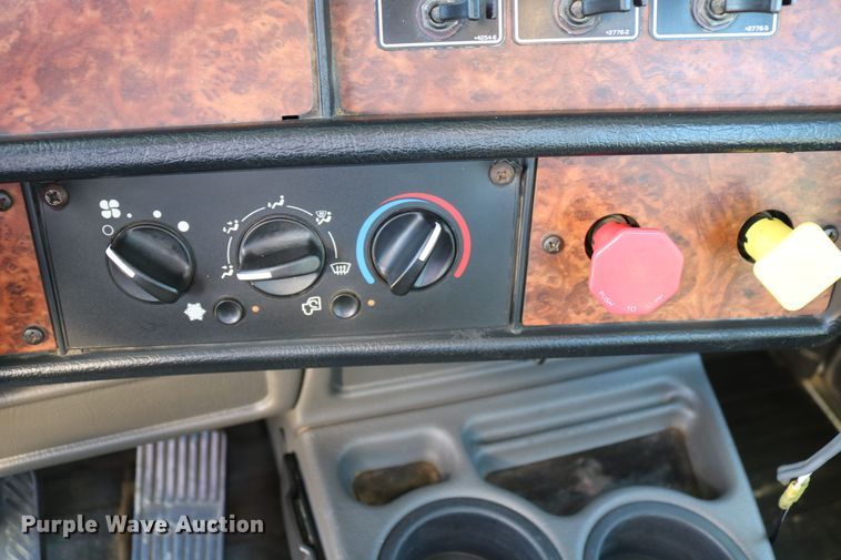 image for item DD6056 2005 Kenworth T800 semi truck