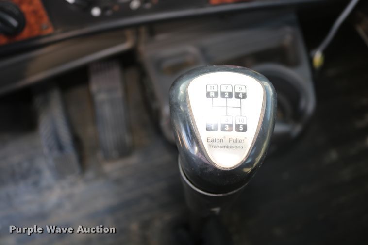 image for item DD6056 2005 Kenworth T800 semi truck