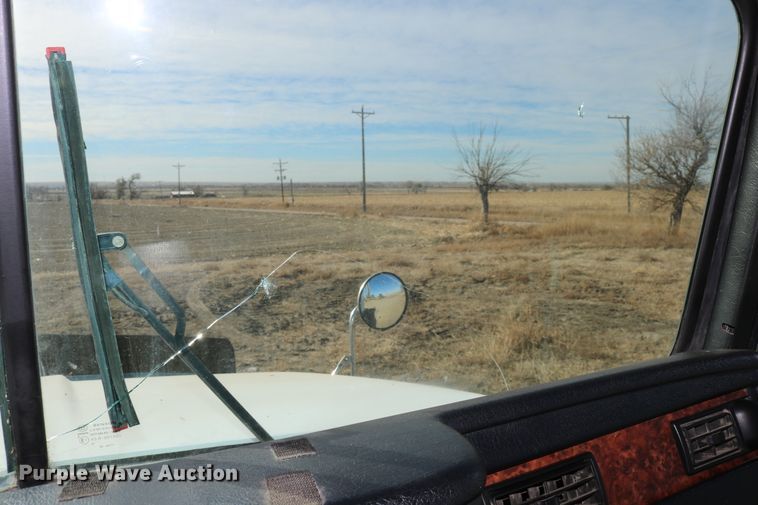 image for item DD6056 2005 Kenworth T800 semi truck