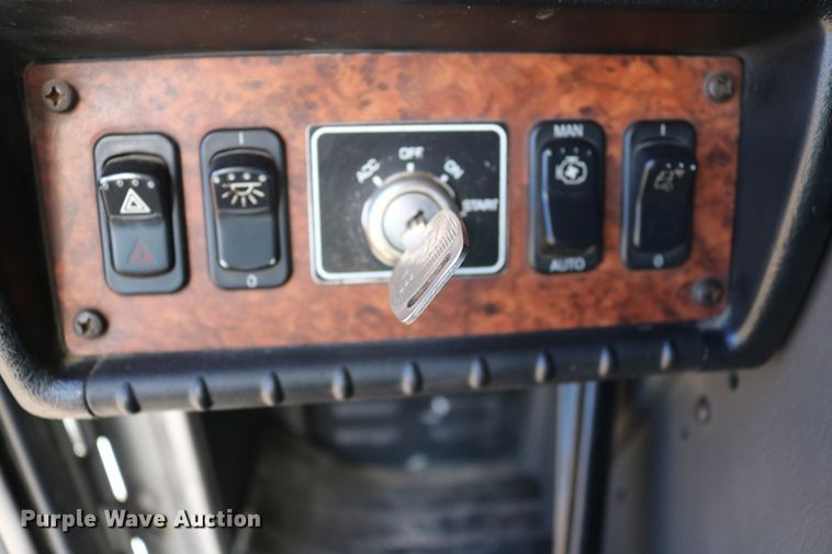 image for item DD6056 2005 Kenworth T800 semi truck