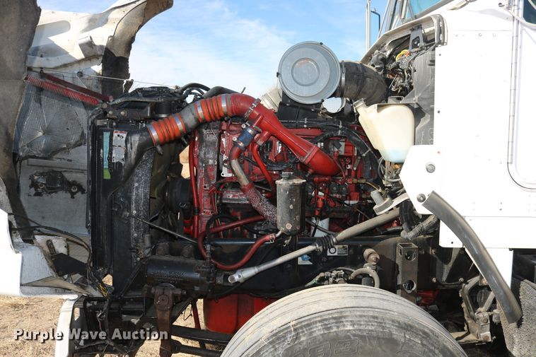 image for item DD6056 2005 Kenworth T800 semi truck