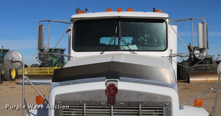 image for item DD6056 2005 Kenworth T800 semi truck