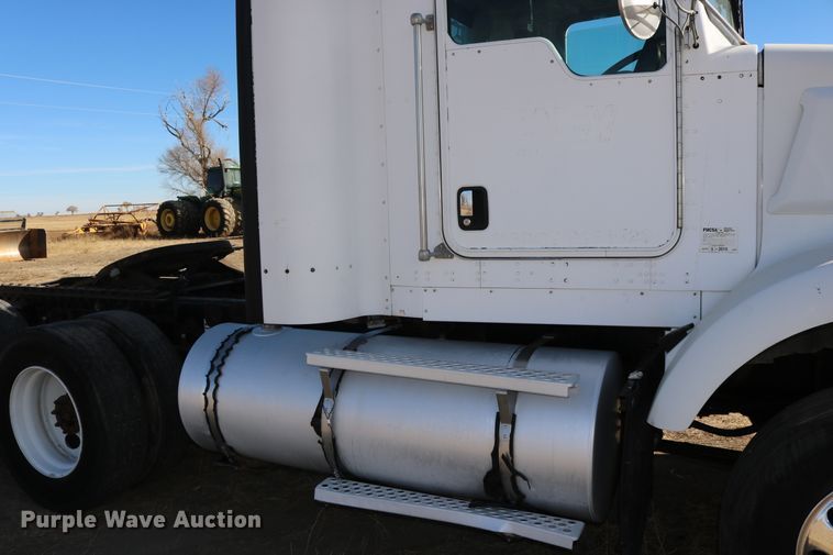 image for item DD6056 2005 Kenworth T800 semi truck
