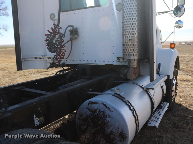 image for item DD6056 2005 Kenworth T800 semi truck