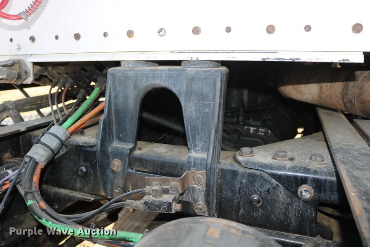 image for item DD6056 2005 Kenworth T800 semi truck