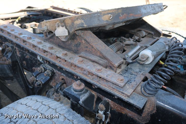 image for item DD6056 2005 Kenworth T800 semi truck