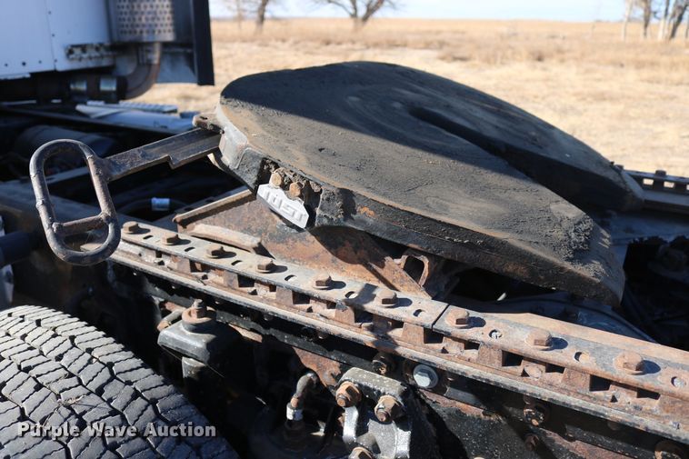 image for item DD6056 2005 Kenworth T800 semi truck