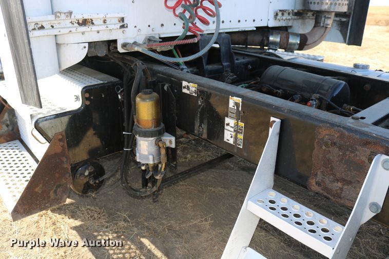 image for item DD6056 2005 Kenworth T800 semi truck