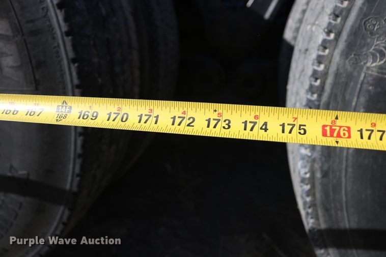 image for item DD6056 2005 Kenworth T800 semi truck