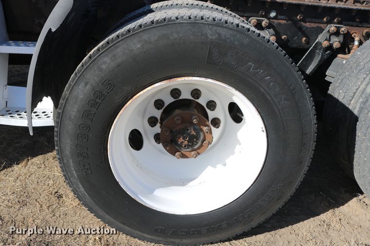 image for item DD6056 2005 Kenworth T800 semi truck