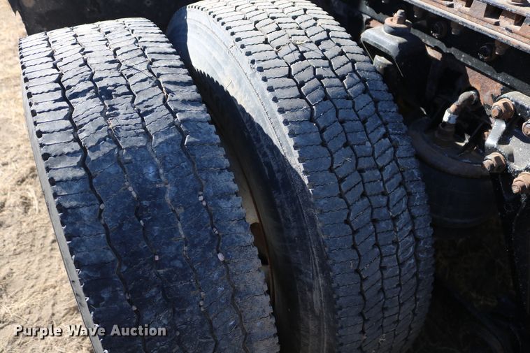 image for item DD6056 2005 Kenworth T800 semi truck