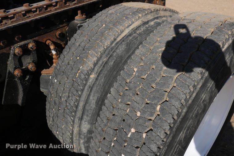 image for item DD6056 2005 Kenworth T800 semi truck