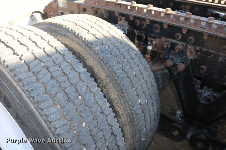 image for item DD6056 2005 Kenworth T800 semi truck